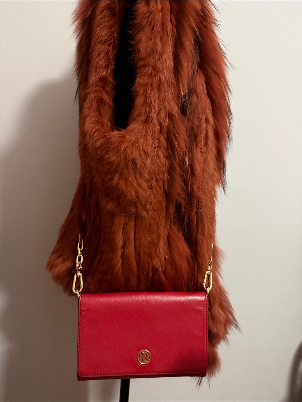 Authentic Tory burch Wallet with Detachable Hardware sling.